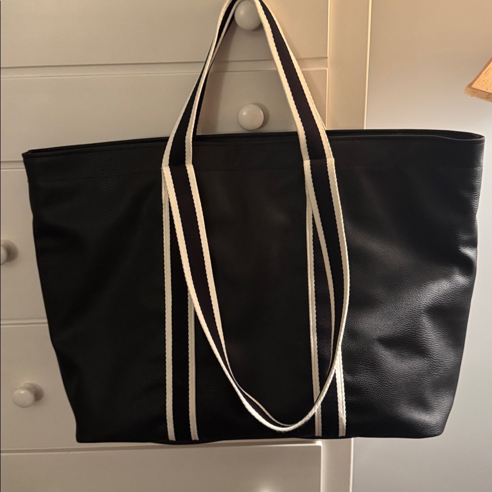 Universal Thread Classic Black Handbag with Beige Handles - Picture 4 of 4